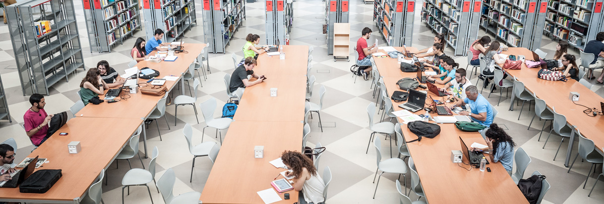 Estudiantes en la Biblioteca-CRAI de la Universidad Pablo de Olavide
